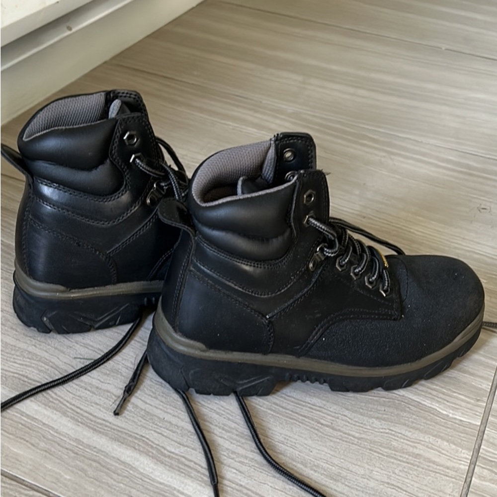 Steel toe work boots!! worn maybe once! Great condition!! Men’s 6.5!